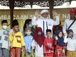 RKH. Fakhrillah Aschal bersama para anak yatim Daerah Bangkalan