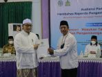 Ketua Pansus Raperda Pengembangan Pesantren DPRD Jatim, Hartoyo (kanan) menyerahkan draft raperda kepada salah seorang pengasuh Ponpes Syaichona Cholil, KH Agus Lukman Hakim dalam Audiensi Pansus Membahas Raperda Pengembangan Pesantren Bersama Pengasuh-pengasuh Ponpes di Bangkalan, Jumat (17/9/2021).
